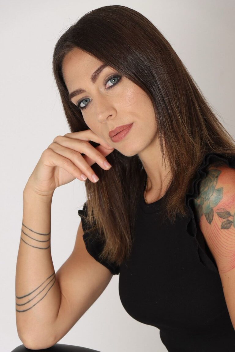 Lara Cantante Premium